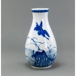 Porzellanvase mit blau-weißem Dekor fliegender Gänse