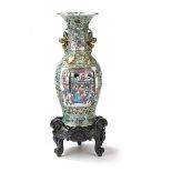 Paar große Kanton-Vasen aus Porzellan mit 'Famille rose'-Dekor von Figurenszenen auf geschnitzten H