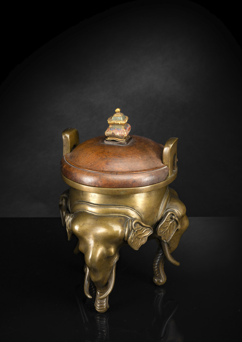 A RARE BRONZE CENSER WITH THREE ELEPHANT FEET AND CARVED ZITAN COVER WITH CHAMPLEVÉ HANDLE - Image 2 of 3