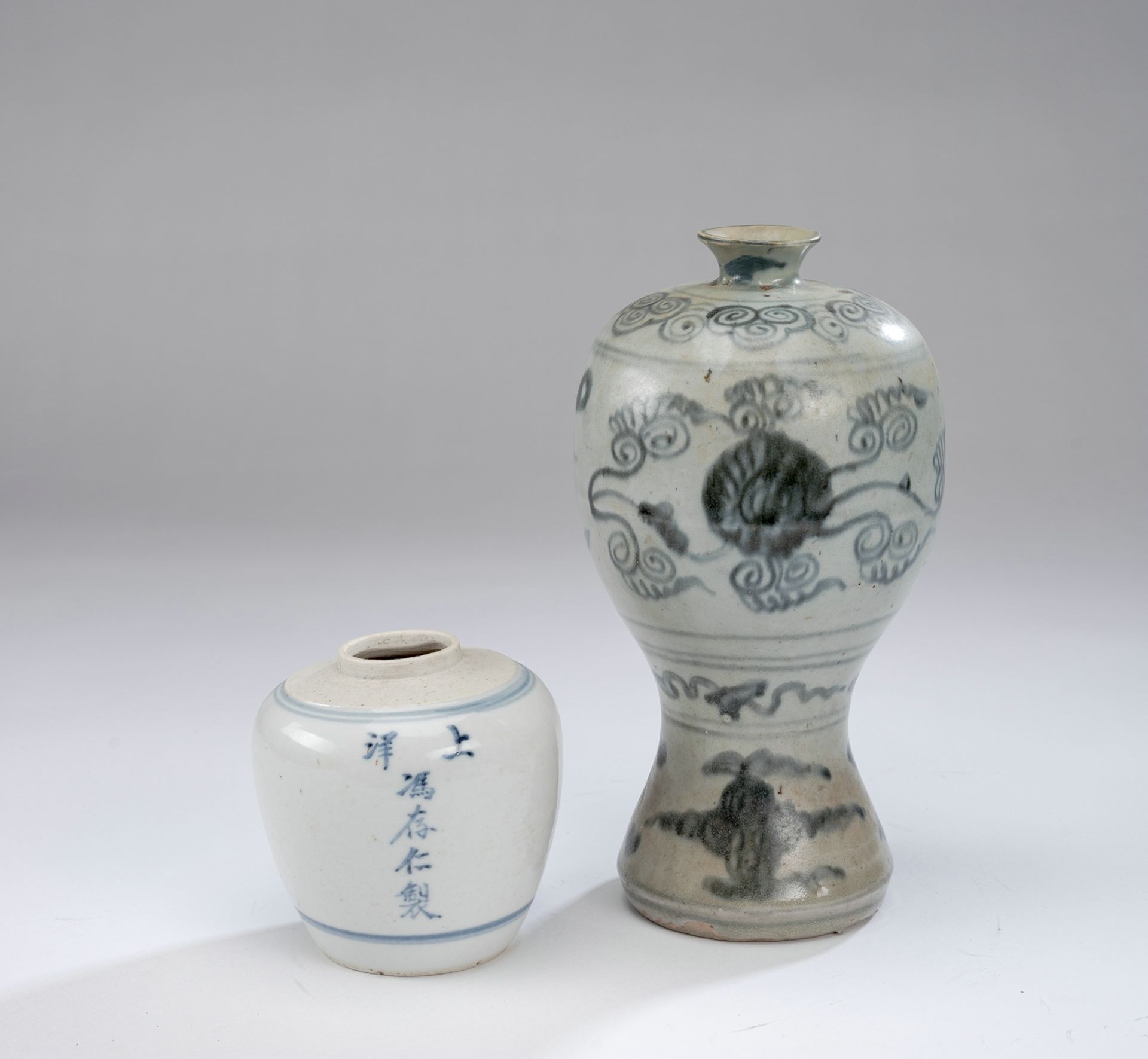 AN UNDERGLAZE BLUE DECORATED MEIPING AND AN INSCRIBED JAR - Image 2 of 3