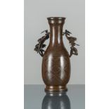 Vase aus Bronze mit feinen Silbereinlagen und Trauben-Weinlaubhenkeln