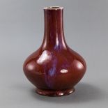Flaschenvase mit Ochsenblut-Glasur und leichten violetten Flambé-Adern