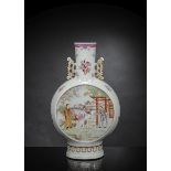 Pilgerflasche aus Porzellan mit Figurendekor und Wappen in den Farben der 'Famille rose'