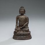 Repoussé-Figur eines Buddha mit partieller Lackbemalung auf einem Lotos
