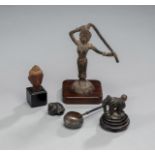 Holzkopf des Buddha, Bronzefigur, Schnecke aus Bronze und Elefanten-Gewicht, Silberlöffel