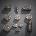 Gruppe von elf Arbeiten aus Silber, u.a. Deckeldäschen, Streuer und Klammer