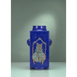 Opferblaue glasiert 'cong'-Vase mit Elefantenkopf-Handhaben und 'sancai'-Malerei