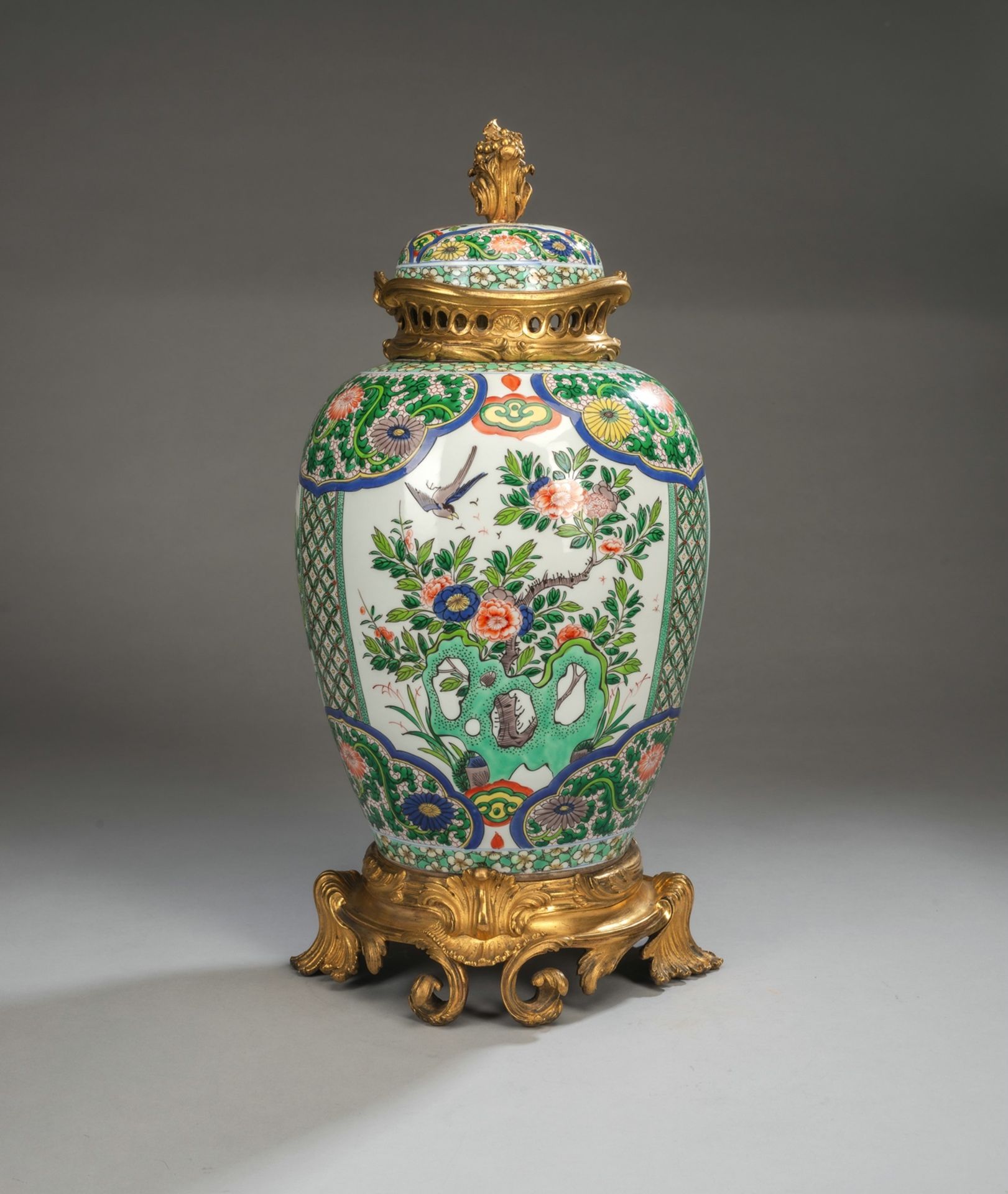 A LARGE CHINOISERIE STYLE ORMOLU MOUNTED PORCELAIN VASE AND COVER - Image 2 of 4