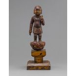 Buddha als Neugeborener auf einem Lotussockel stehend, Holz mit Goldlack, montiert auf späterem hoh