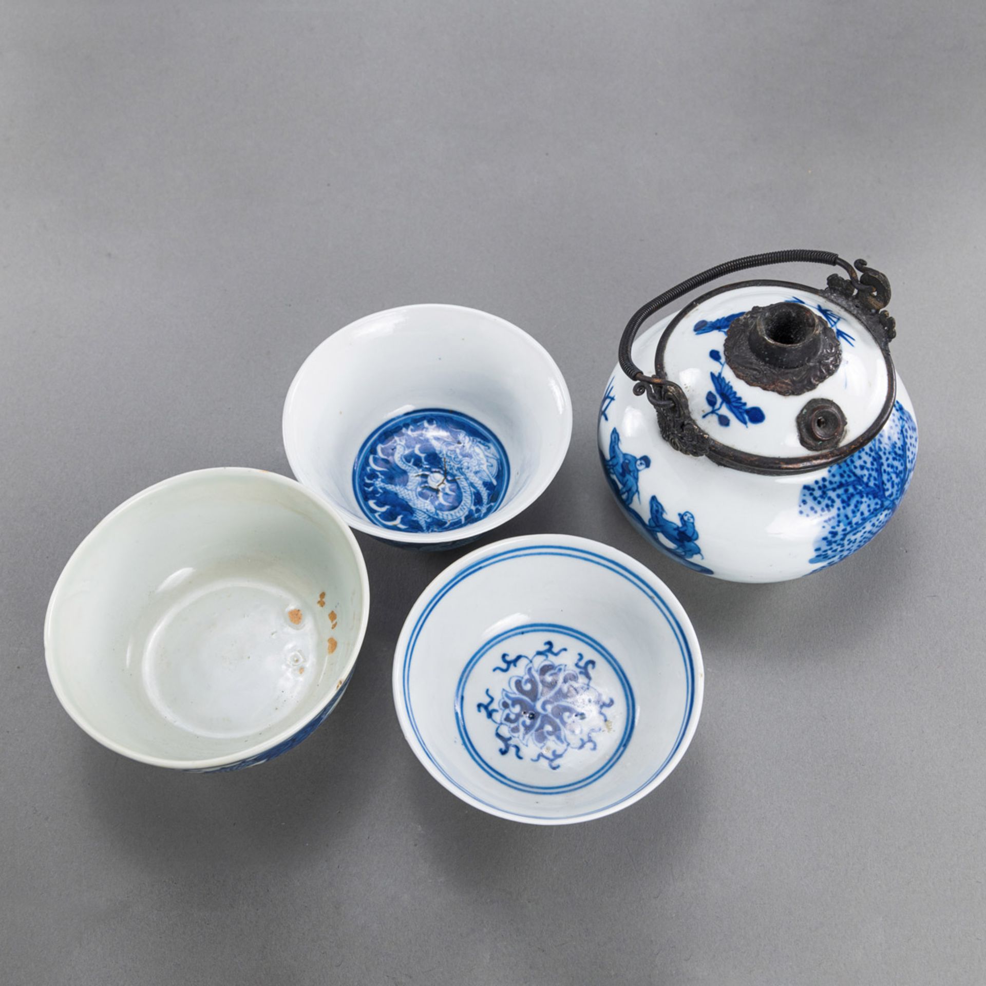 A GROUP OF 15 BLUE AND WHITE PORCELAIN BOWLS AND DISHES - Image 3 of 4