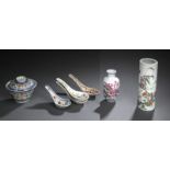 Zwei Vasen, Gruppe von Löffeln und zwei Deckelschalen aus Porzellan mit polychromem Dekor aus Porze