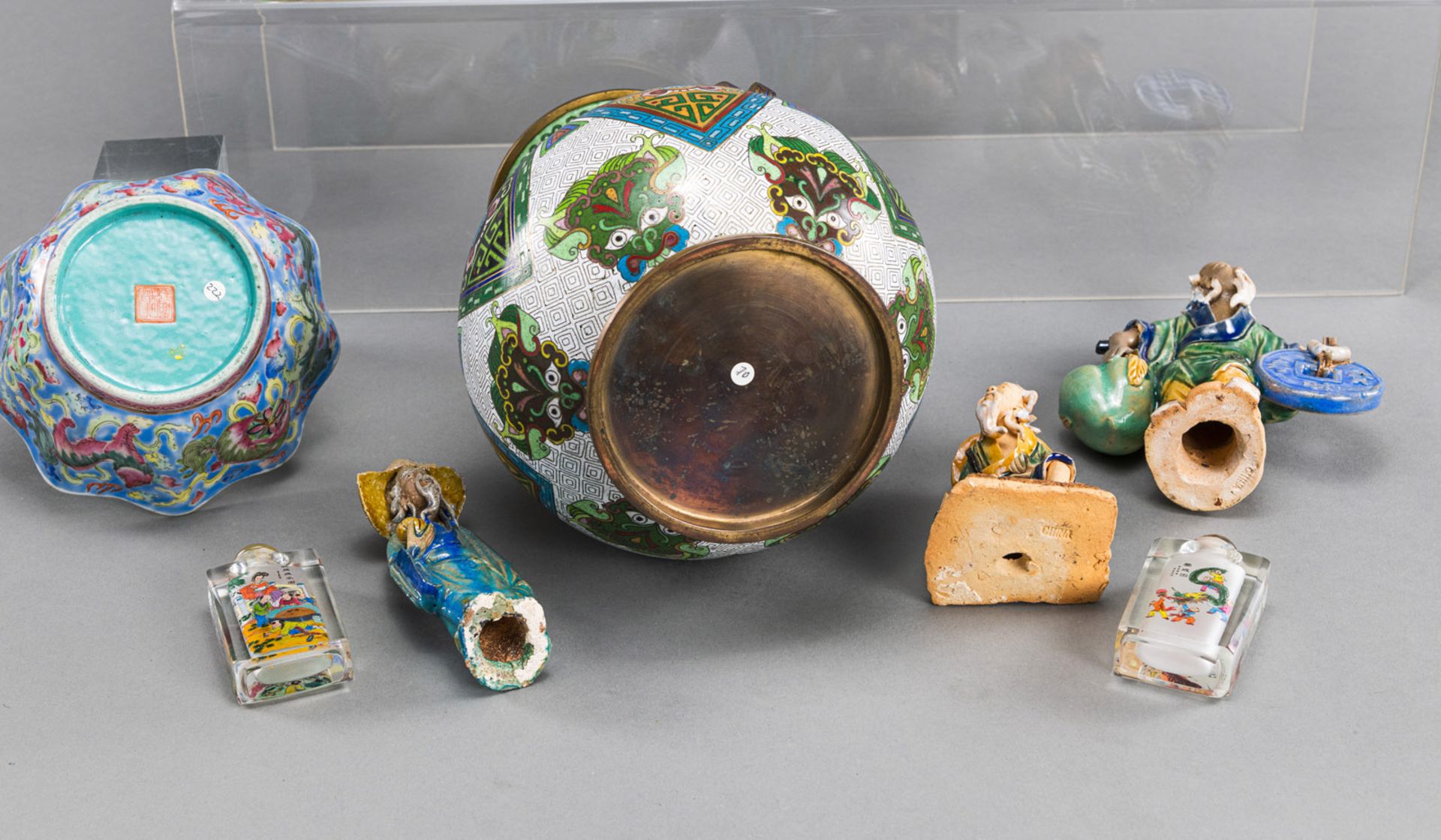 A GROUP OF CLOISONNÉ VASES AND OTHER WORKS OF ART - Image 3 of 4