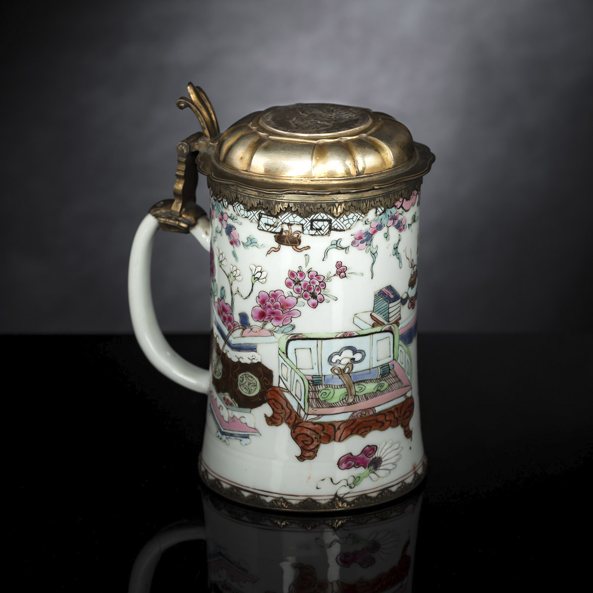 A GOOD FAMILLE ROSE JUG WITH A GERMAN ORMOLU MOUNTING WITH AUGUSTUS REX COIN MOUNTED IN THE COVER