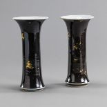 Paar schwarz glasierte 'Gu'-Vasen mit Resten goldener Bemalung