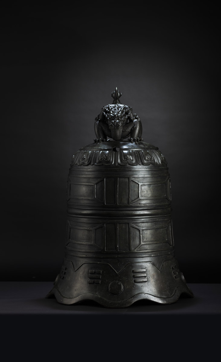 A VERY RARE AND IMPORTANT LARGE BRONZE BELL - Image 21 of 27