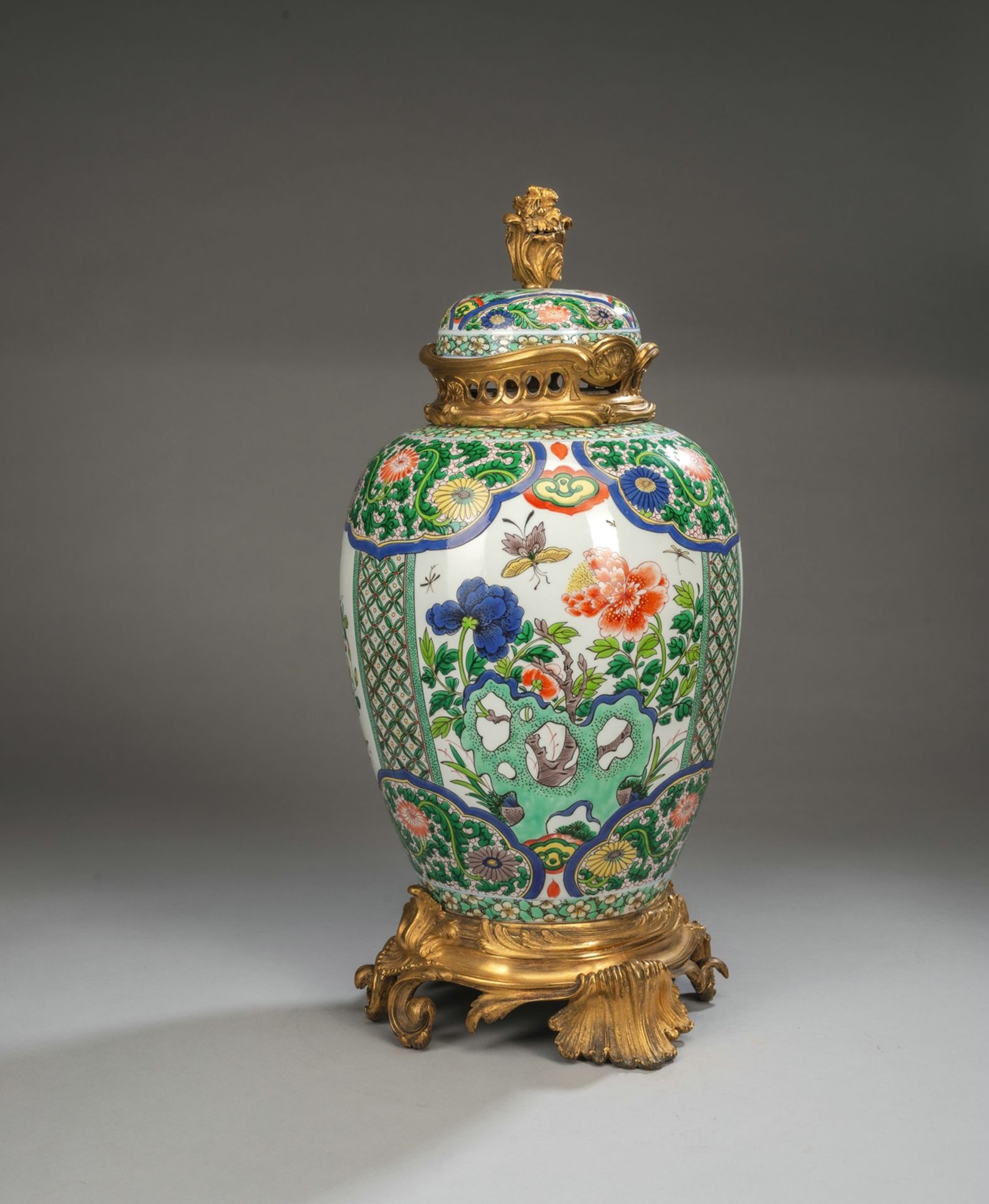 A LARGE CHINOISERIE STYLE ORMOLU MOUNTED PORCELAIN VASE AND COVER - Image 3 of 4