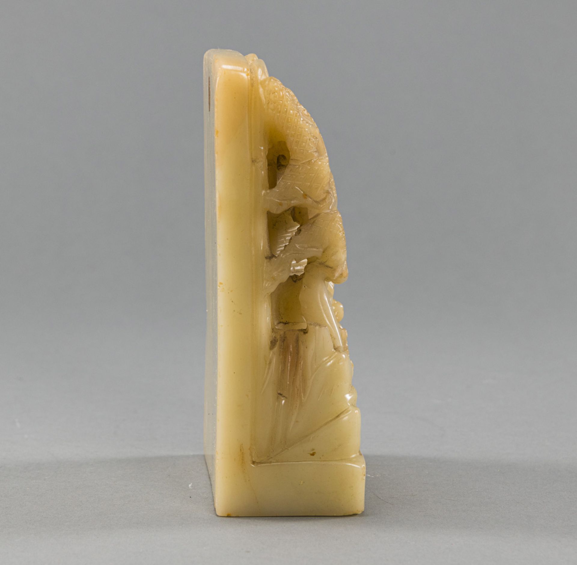 A JADE CARVING DEPICTING A FISHERMAN WITH HOUSE AND PINE TREE - Image 2 of 4