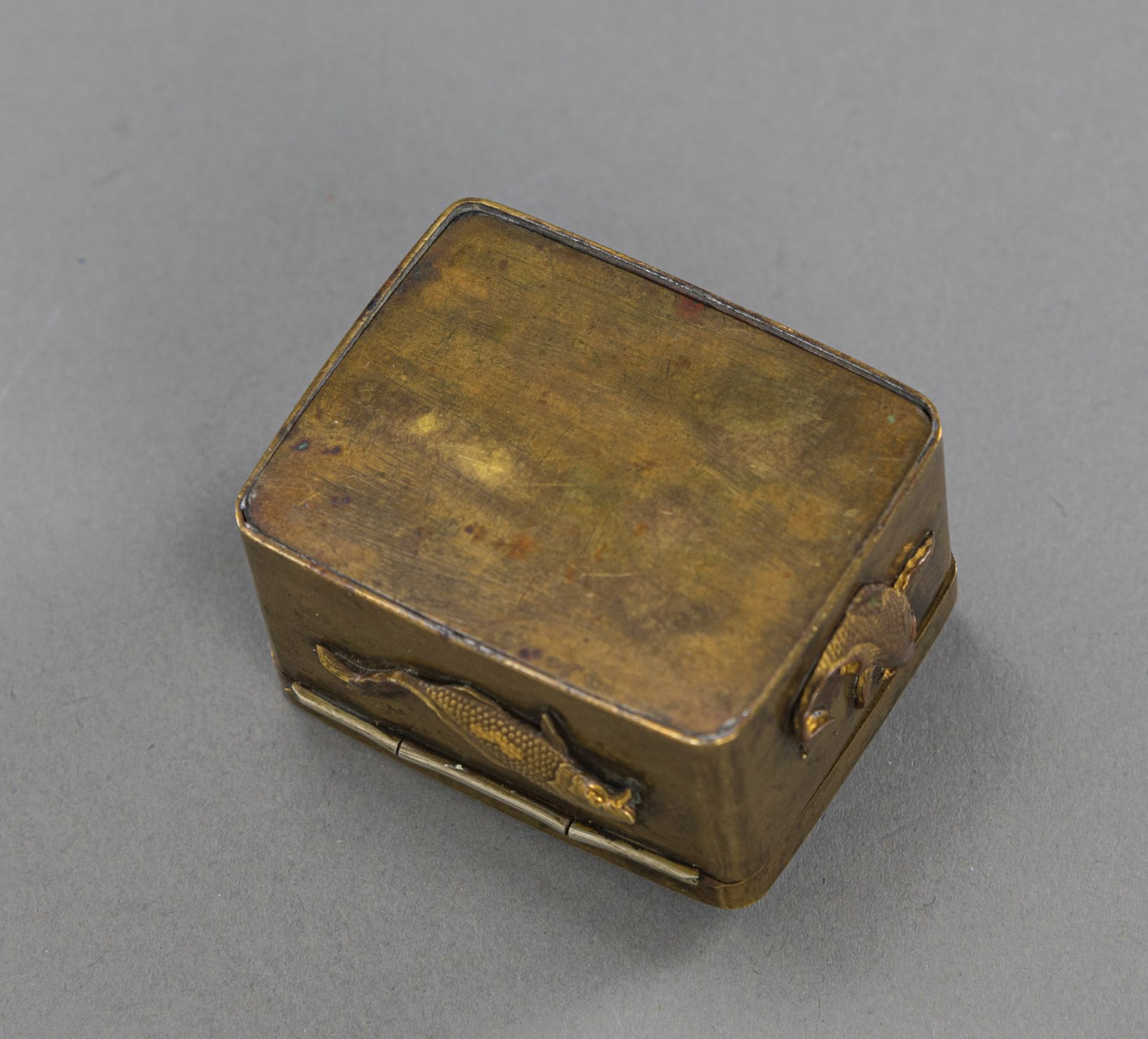 A SMALL CARP RELIEF LIDDED BRONZE BOX - Image 4 of 4