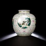 Feine 'Famille rose'-Vase aus Porzellan mit Blütendekor und Landschaftsmedaillons