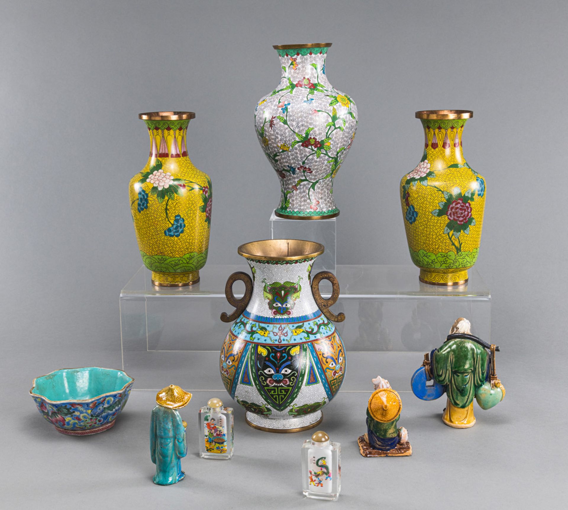 A GROUP OF CLOISONNÉ VASES AND OTHER WORKS OF ART - Image 2 of 4