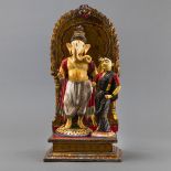 Farbig gefasste Holzschnitzerei des Ganesha mit Shakti auf einem Altarsockel mit Mandorla