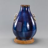 Birnenförmige Vase mit Flambé-Glasur und applizierten Löwenkopf-Handhaben