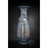 Puderblau glasierte Vase mit Chilong und Goldmalerei