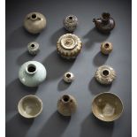 Gruppe von zwölf Keramiken, u.a, Schalen, Deckeldosen und Väschen, teils mit seladonfarbenen Glasur