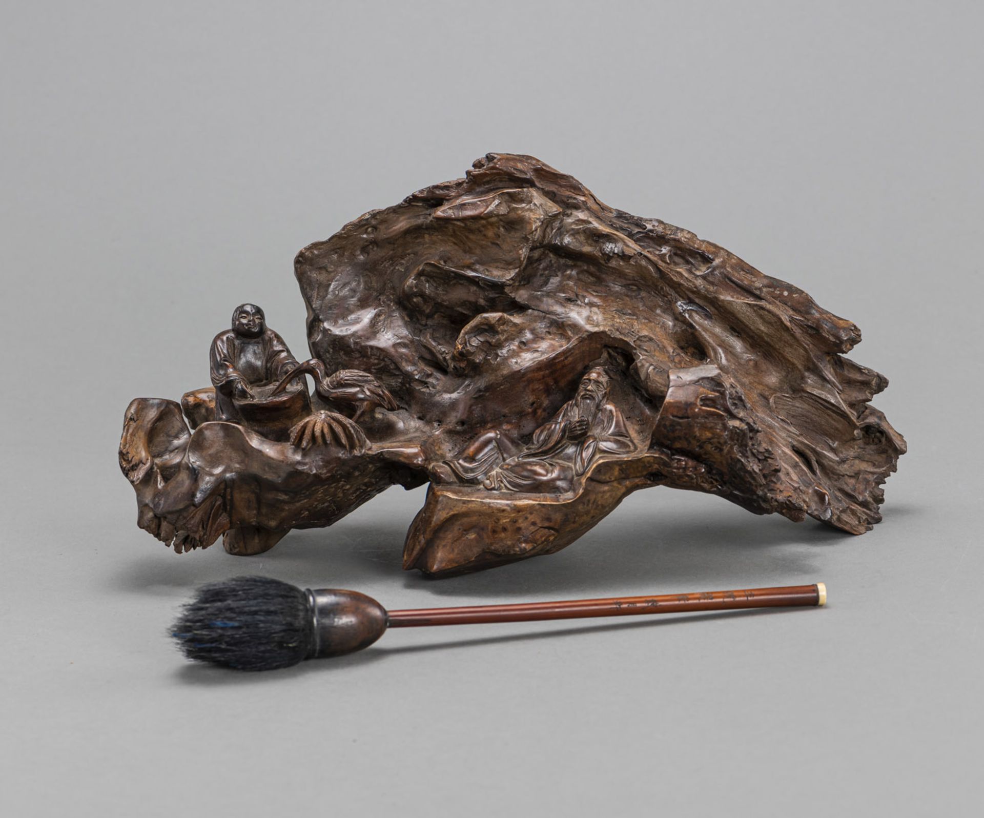 A CARVED WOOD BRUSH HOLDER SHOWING A SCHOLAR IN THE GARDEN, AND A BRUSH