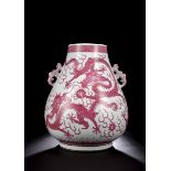 Feine und seltene 'hu'-förmige Vase aus Porzellan mit 'Puce'-Dekor von Drachen