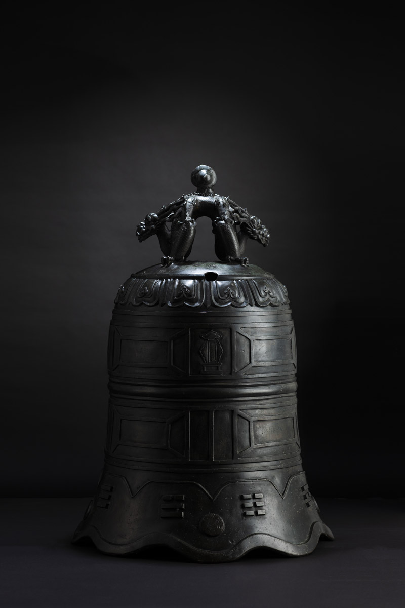 A VERY RARE AND IMPORTANT LARGE BRONZE BELL - Image 22 of 27