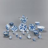 Gruppe von 19 Porzellanen mit blau-weißem Dekor, darunter Miniaturvasen und eine achtpassige Teekan