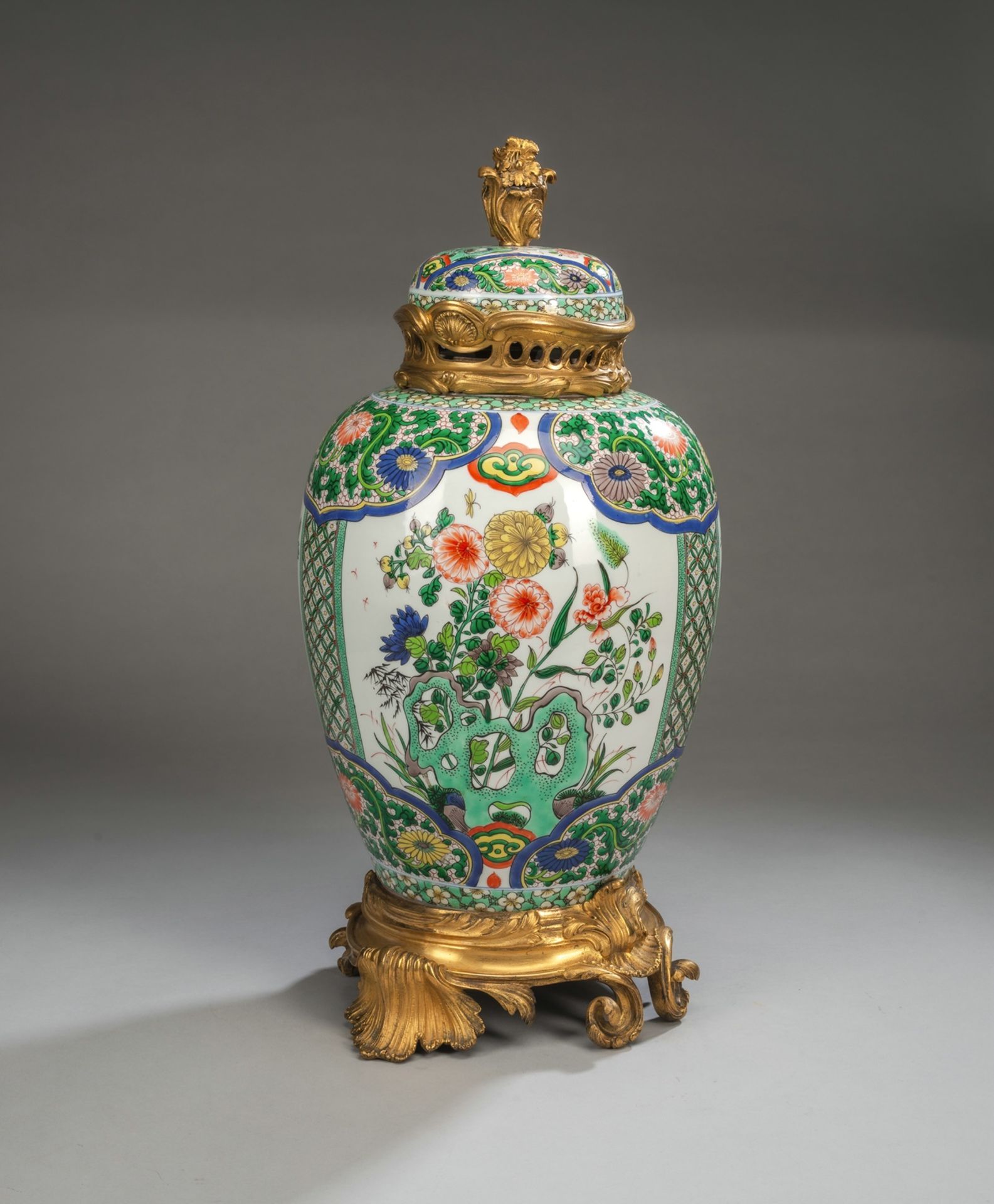 A LARGE CHINOISERIE STYLE ORMOLU MOUNTED PORCELAIN VASE AND COVER