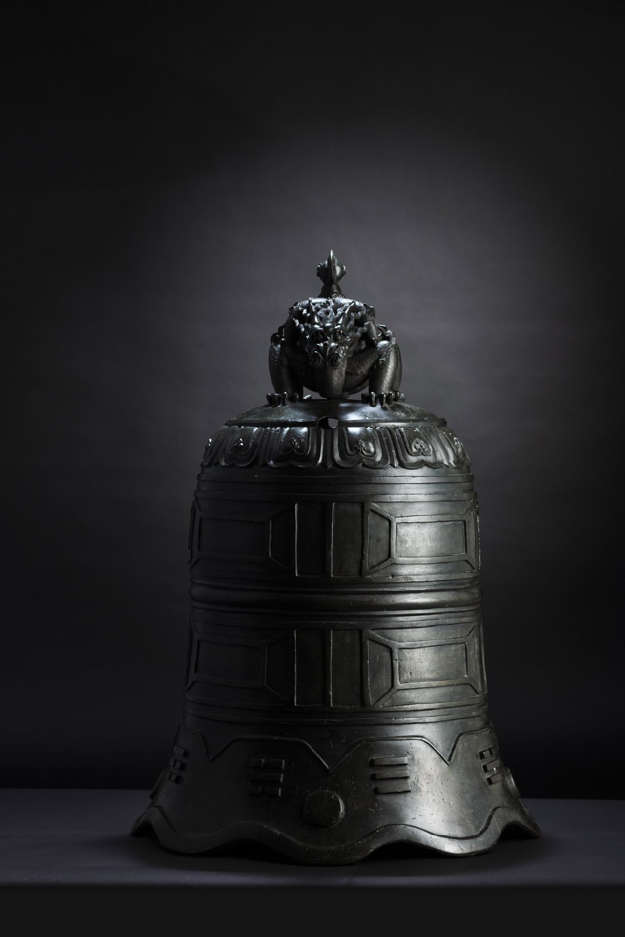 A VERY RARE AND IMPORTANT LARGE BRONZE BELL - Image 20 of 27