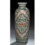 Wucai-Rouleau-Vase aus Porzellan mit Päonien und Lotusblüten zwischen Rankwerk