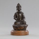 Bronze eines sitzenden Buddha auf einem Holzsockel montiert