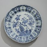 Blütenförmige Platte aus Porzellan mit blau-weißem Floral- und Felsendekor