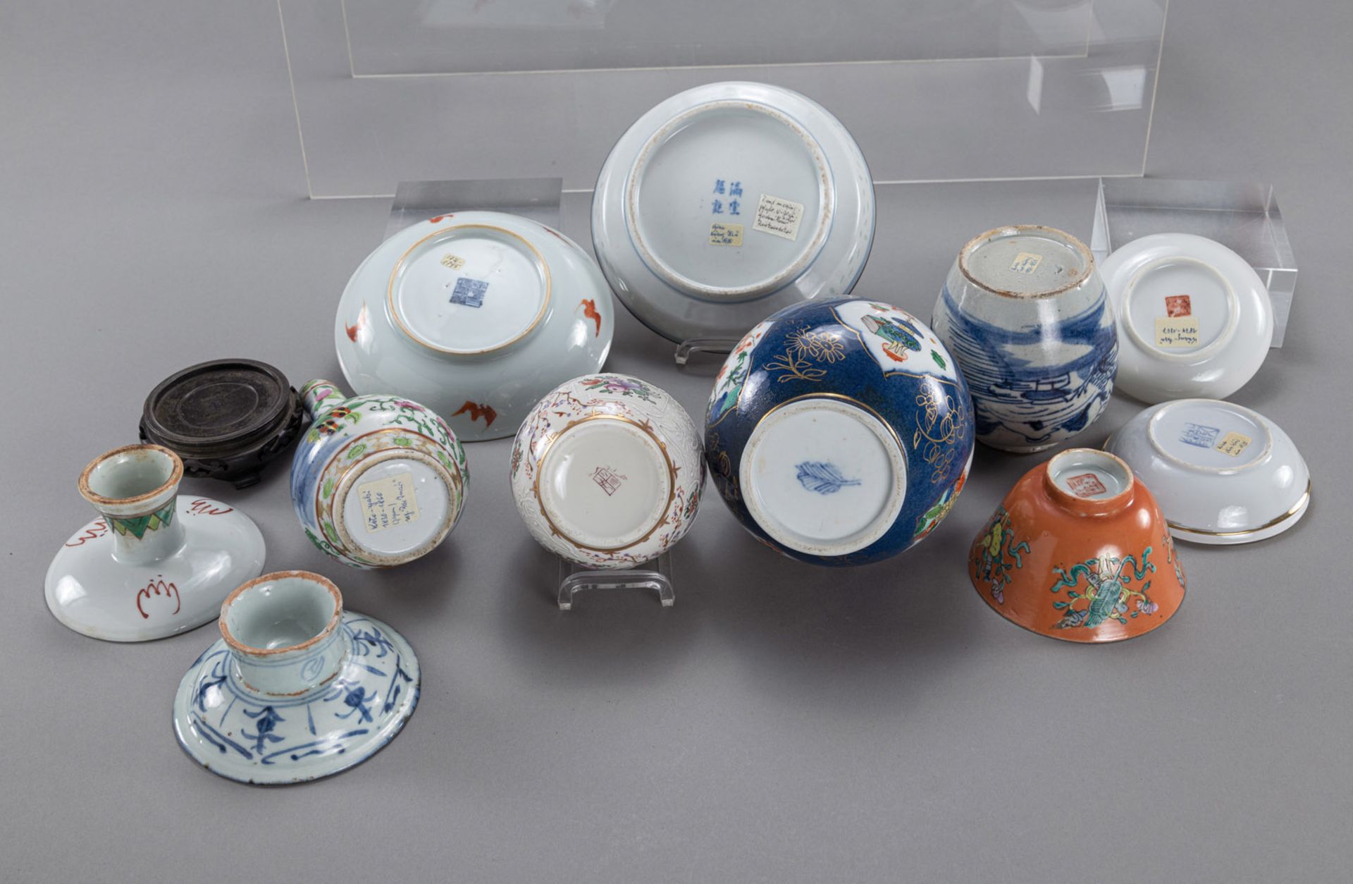 A GROUP OF POLYCHROME PORCELAIN VASES, BOWLS, AND DISHES - Image 4 of 4