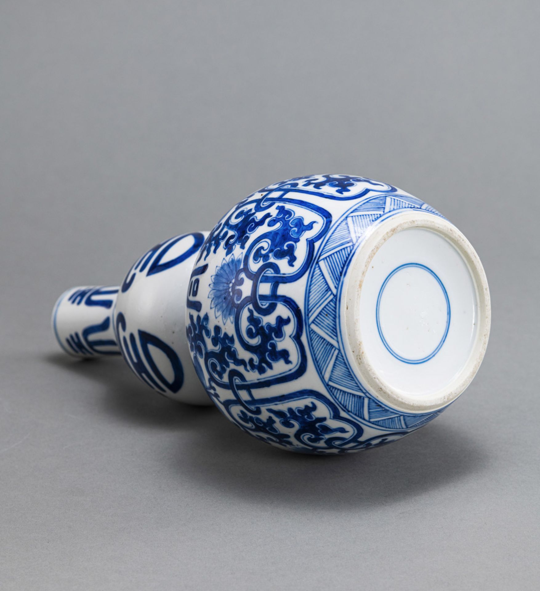 A BLUE AND WHITE DOUBLE-GOURD PORCELAIN LOTUS AND 'SHOU' VASE - Image 4 of 4