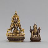 Teilvergoldete Bronze des Vajrasattva und kleinere Bronze des Tsongkhapa