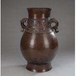 Vase aus Bronze mit archaistischem Dekor von 'Taotie'-Masken und seitlichen Handhaben