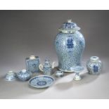 Neun unterglasurblau dekorierte Porzellane mit floralem Rankwerk, Blüten und teils mit Shou-Charakt