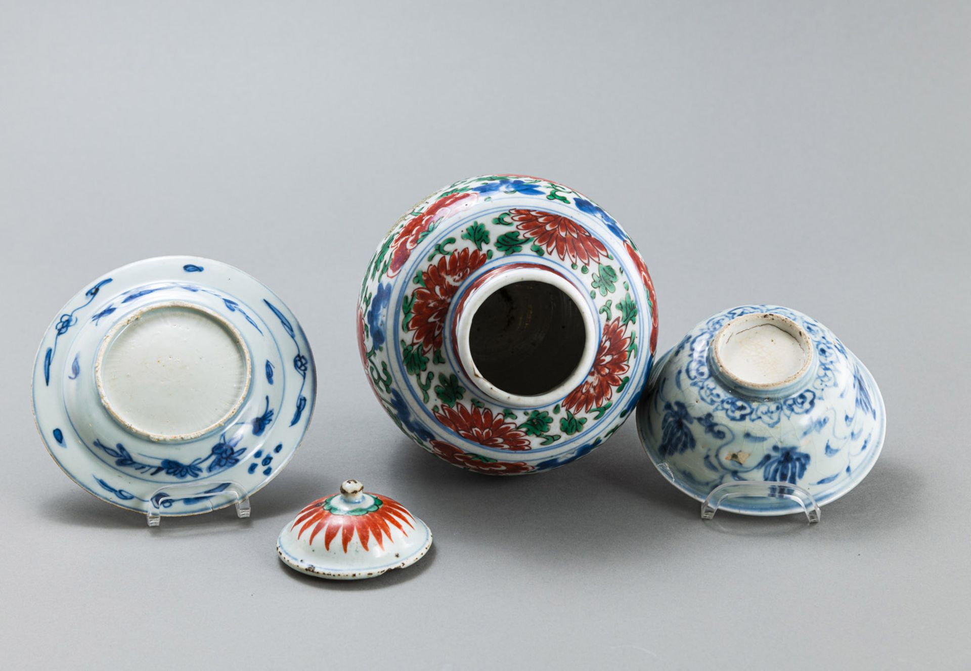 AN 'WUCAI' BUTTERFLY VASE AND COVER WITH A BLUE AND WHITE BOWL AND SAUCER - Image 3 of 4