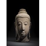 Sehr großer Kopf des Buddha aus Sandstein