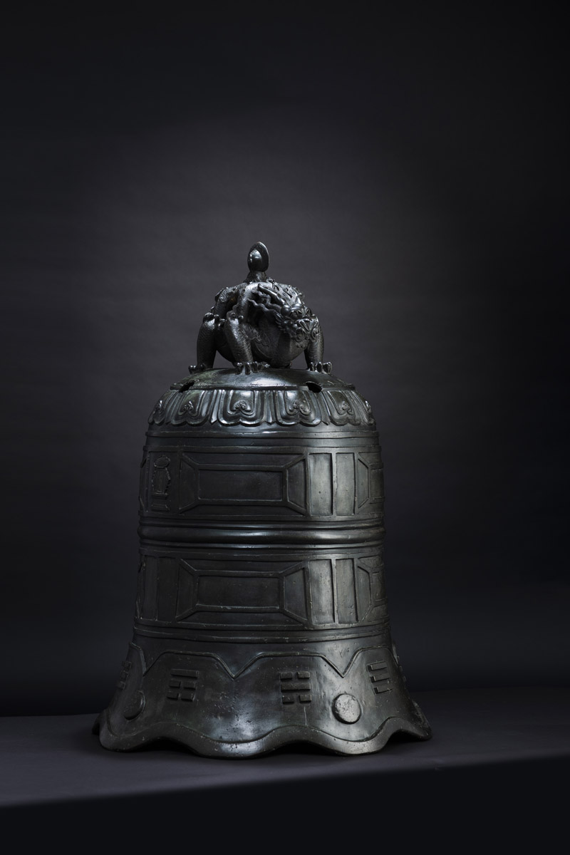 A VERY RARE AND IMPORTANT LARGE BRONZE BELL - Image 16 of 27