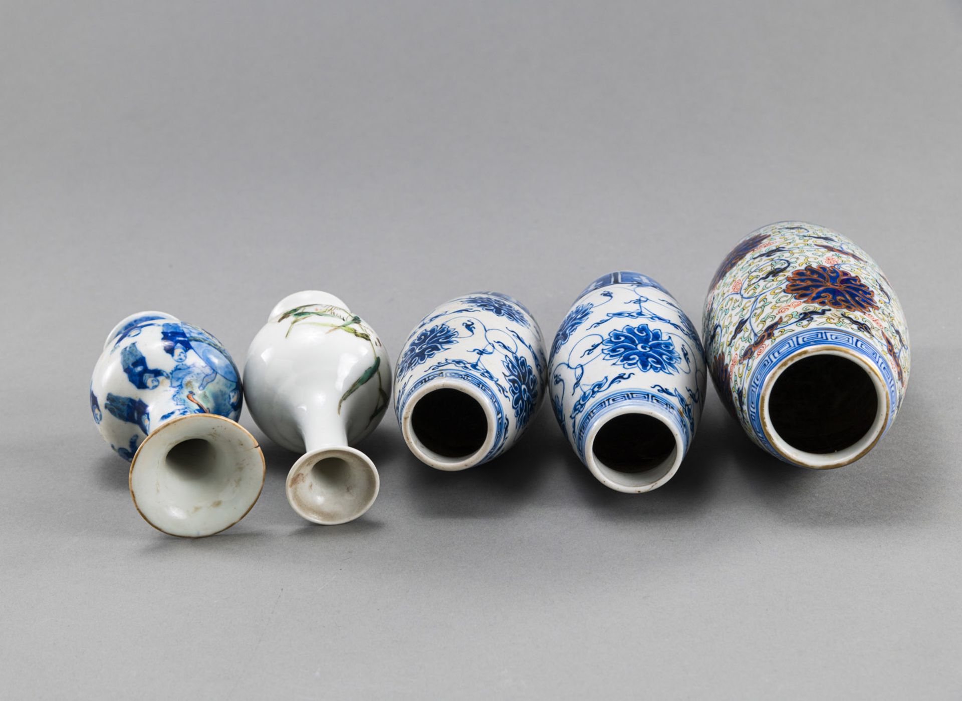 A GROUP OF FIVE PORCELAIN VASES AND A BOWL WITH LOTUS AND LANSCAPE DECOR - Image 6 of 6
