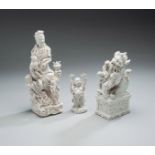 Drei Dehua-Figuren: Shishi mit Jungen, Songzi Guanyin und stehender Mönch