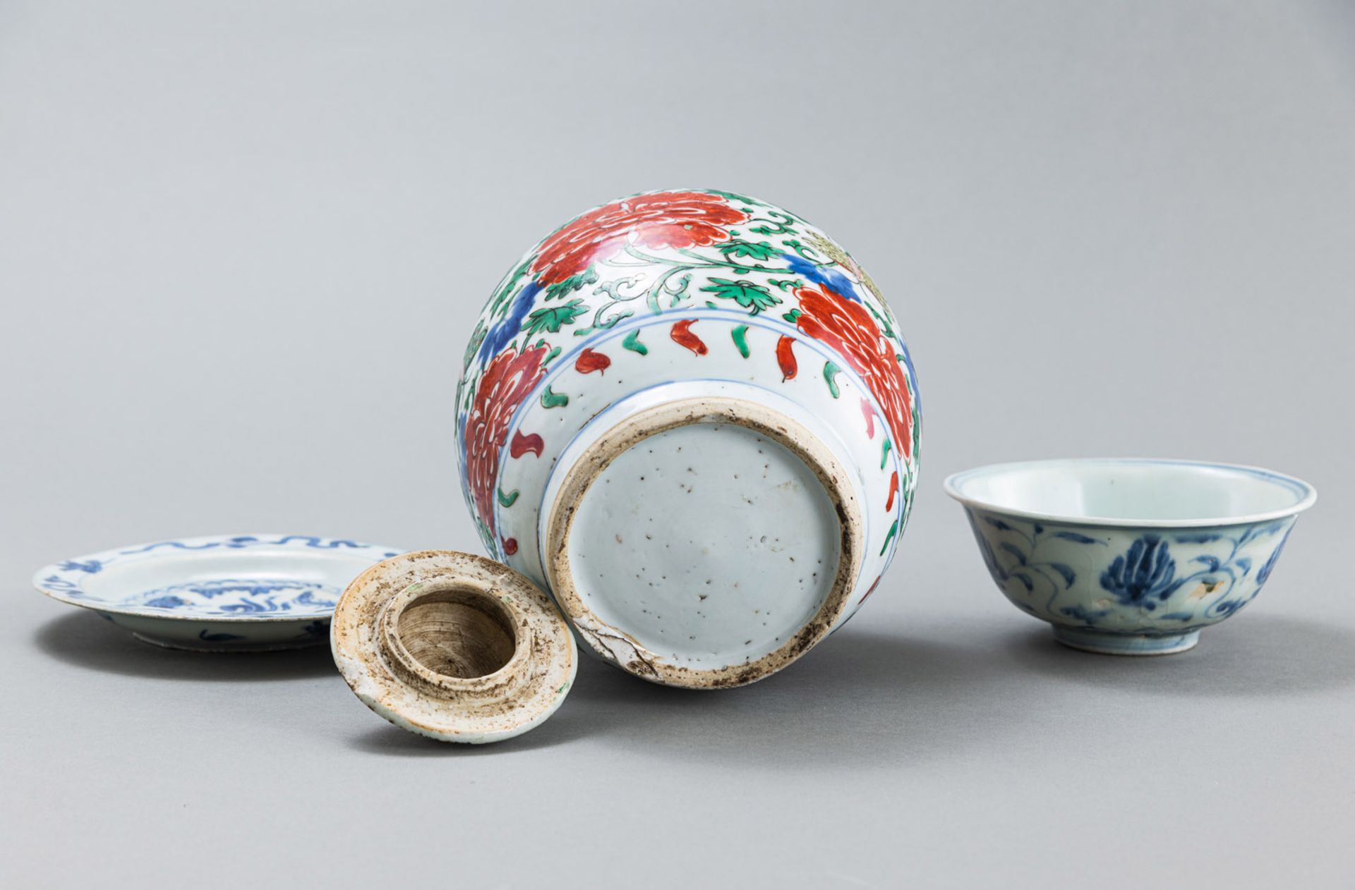 AN 'WUCAI' BUTTERFLY VASE AND COVER WITH A BLUE AND WHITE BOWL AND SAUCER - Image 4 of 4