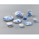 Gruppe von neun unterglasurblau dekoriertem Porzellan, u.a. Teekanne, Schalen, Pinselbecher etc.