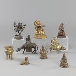 Gruppe von Bronzefiguren und -objekten, u. a. Vajrasattva, Shoulao, Guanyin